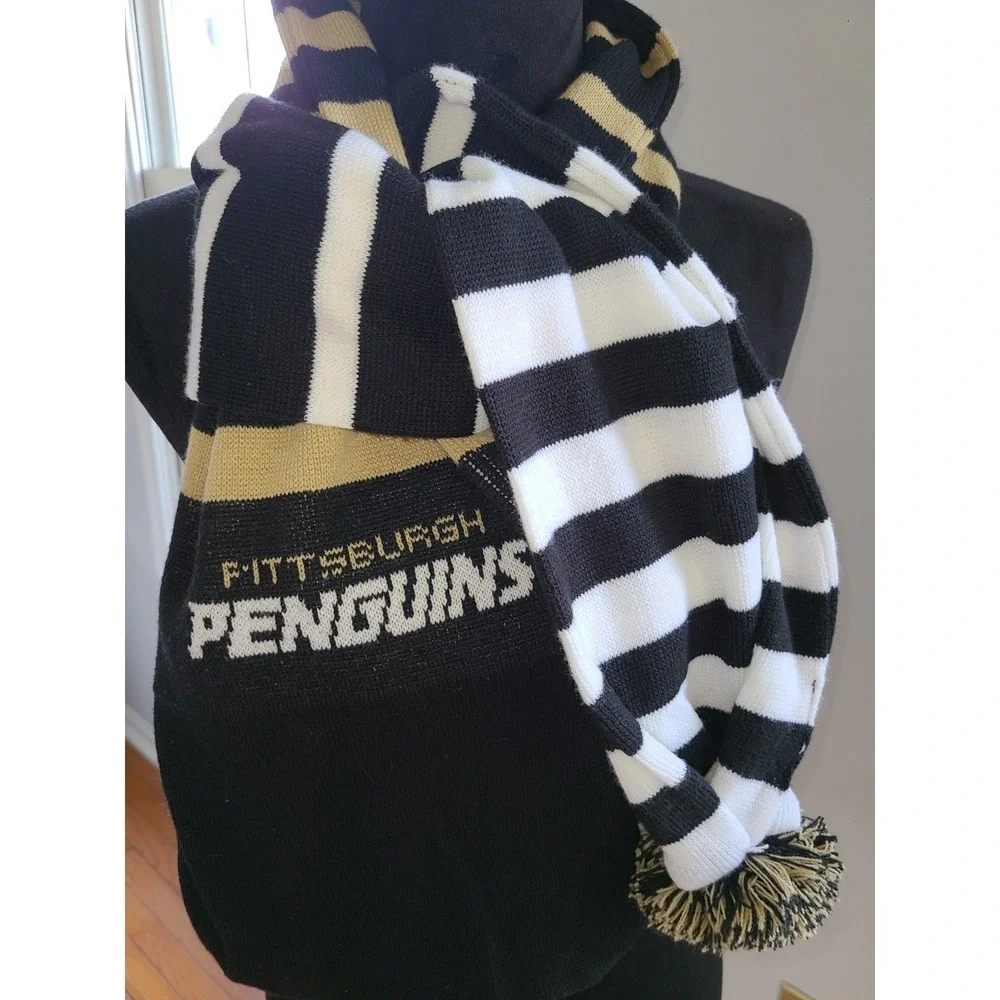 NWOT Forever Collectibles Pittsburgh Penguins NHL Hockey Colors Knit Scarf